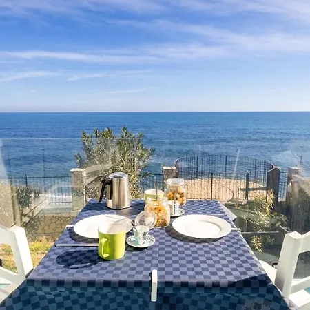 Blue Life, Luxury Beachfront Rooftop Between Palermo And Cefalu' ゲストハウス 4*