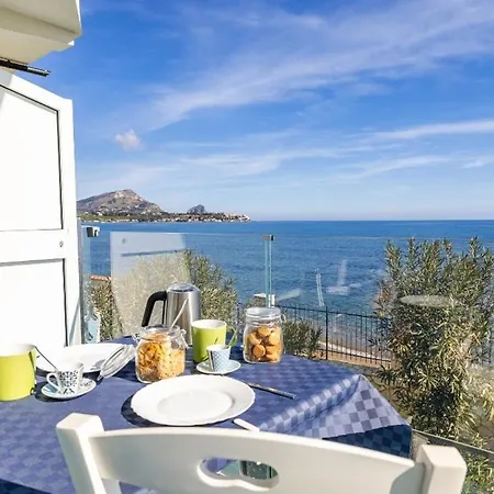 Blue Life, Luxury Beachfront Rooftop Between Palermo And Cefalu' ゲストハウス 4*