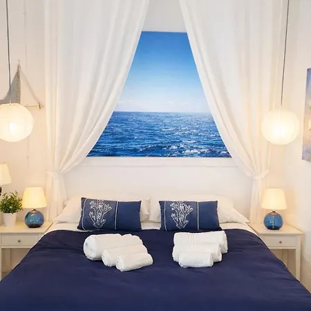 Blue Life, Luxury Beachfront Rooftop Between Palermo And Cefalu' ゲストハウス カステルダッチャ