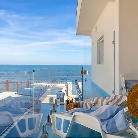 Blue Life, Luxury Beachfront Rooftop Between Palermo And Cefalu' ゲストハウス 4*