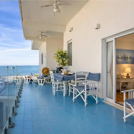 Blue Life, Luxury Beachfront Rooftop Between Palermo And Cefalu' ゲストハウス カステルダッチャ