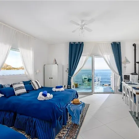 ゲストハウス Blue Life, Luxury Beachfront Rooftop Between Palermo And Cefalu' 4*